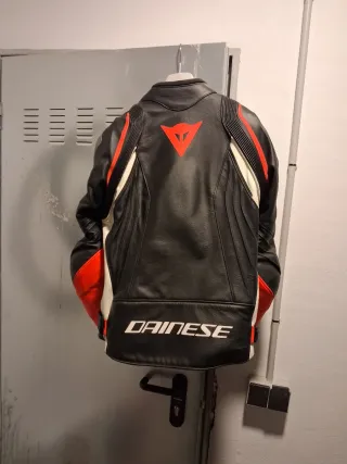 Chaqueta de cuero para moto marca Dainese
