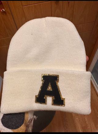 Gorro nuevo con letra A