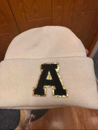 Gorro nuevo con letra A