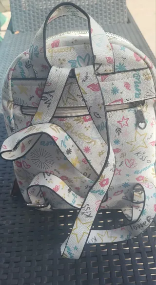 Mochila multicolor con estampado de amor y besos
