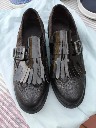 Zapatos negros con hebilla y flecos