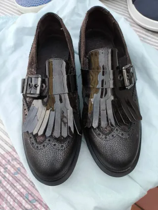 Zapatos negros con hebilla y flecos