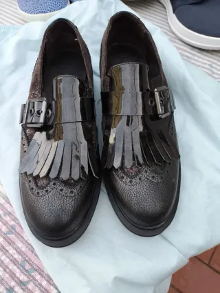 Zapatos negros con hebilla y flecos