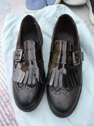 Zapatos negros con hebilla y flecos