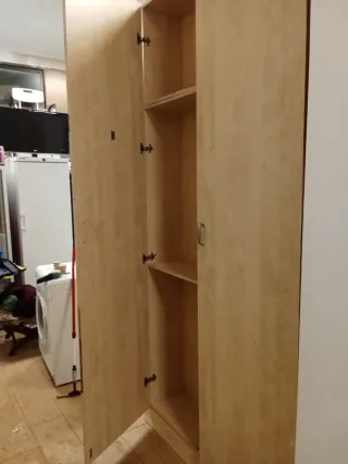 Armario de madera y plástico