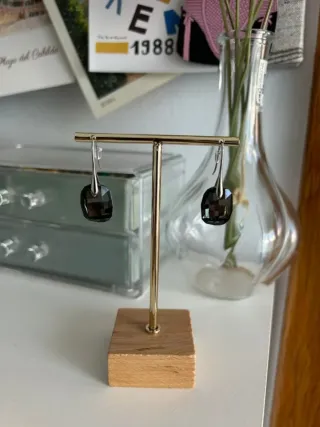 Pendientes negros y plateados