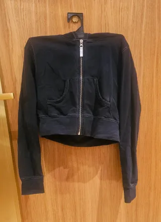 Sudadera torera negra con cremallera