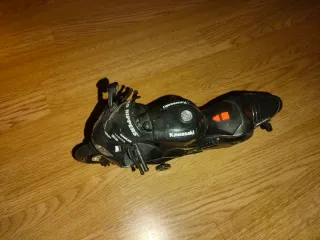 Moto Juguete Kawasaki Negra, 25 cm de largo.