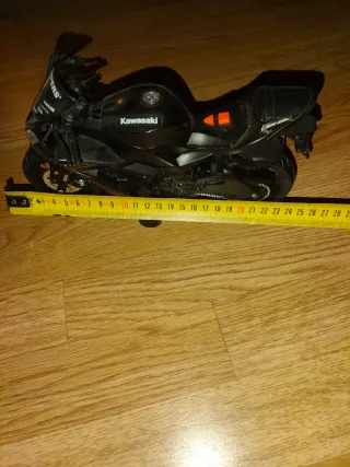 Moto Juguete Kawasaki Negra, 25 cm de largo.