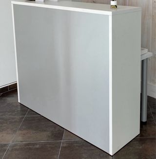 Mostrador de recepción blanco y gris