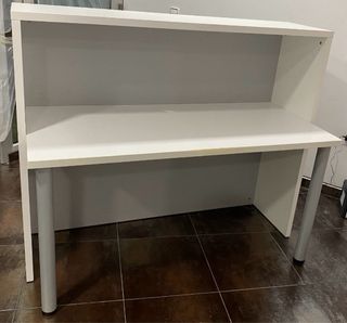 Mostrador de recepción blanco y gris