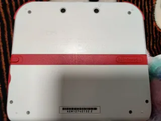 Nintendo 2DS Rosso e Bianco con Caricabatterie