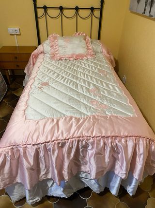 Edredón rosa y blanco. para cama de 90