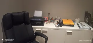 Mueble multiusos regalo impresora y sillón.