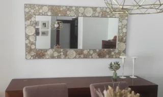 Espejo decorativo de nacar beige y dorado