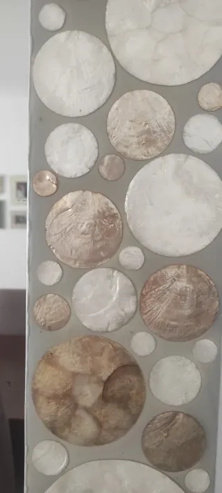 Espejo decorativo de nacar beige y dorado