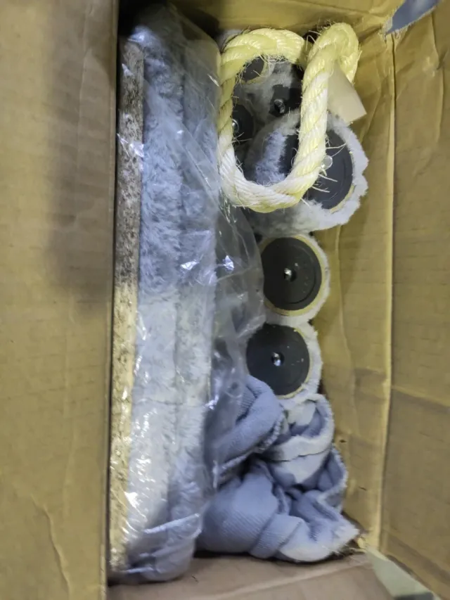 Grattatoio per gatti con casa e giocattolo