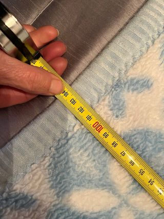 Manta azul y blanca de cuna