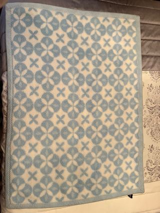 Manta azul y blanca de cuna