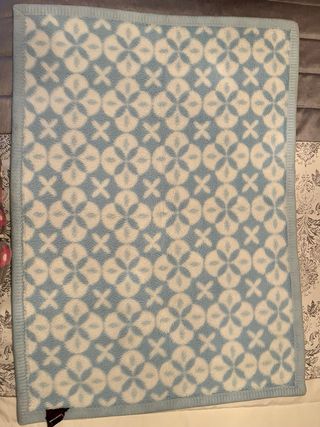 Manta azul y blanca de cuna