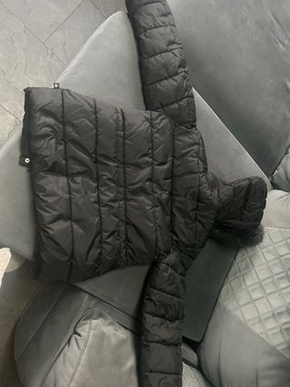 Abrigo Benetton acolchado negro con capucha niña