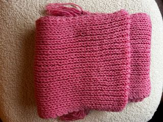 Bufanda rosa tejida de lana.