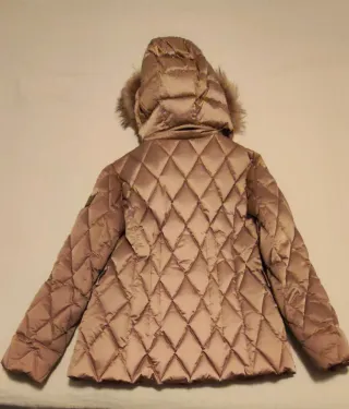 Plumífero beige con gorro desmontable