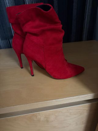Botas de tacón rojas