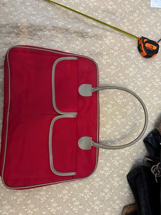 Maletín sintético rojo