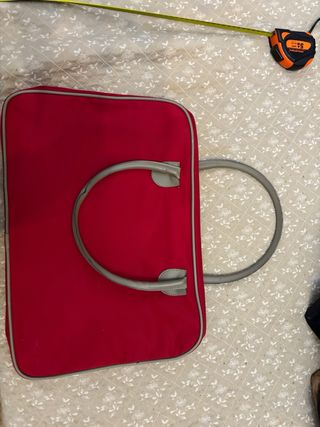 Maletín sintético rojo