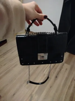 Bolso negro Stradivarius con cadena
