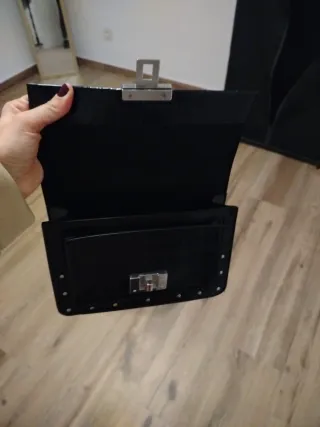 Bolso negro Stradivarius con cadena