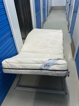 Camas articuladas metálica y de madera, hay 2 cama