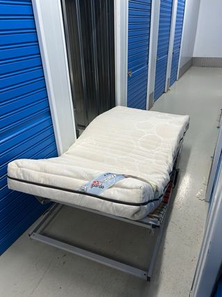 Camas articuladas metálica y de madera, hay 2 cama