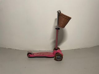 Patinete infantil Micro rosa con cesta falta puños