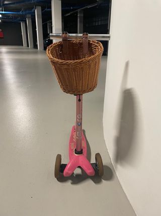Patinete infantil Micro rosa con cesta falta puños