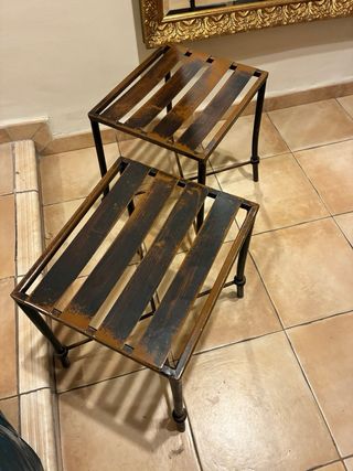 Banco de asiento metálico