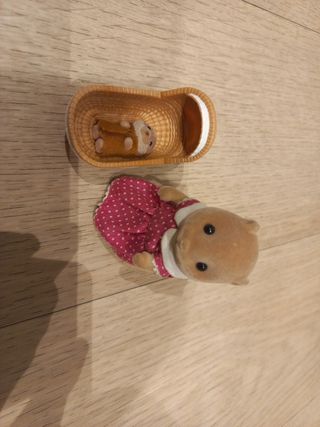 Sylvanian Families Nutria Madre y Bebé con Capazo