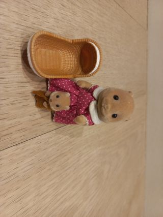 Sylvanian Families Nutria Madre y Bebé con Capazo