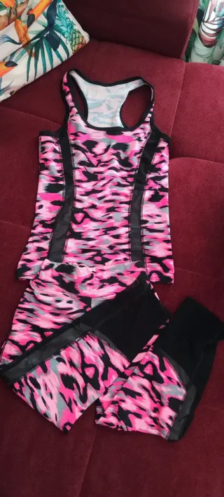 Conjunto deportivo rosa y negro como nuevo
