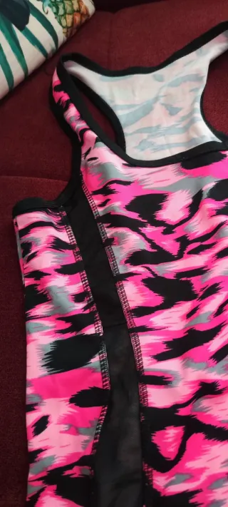 Conjunto deportivo rosa y negro como nuevo