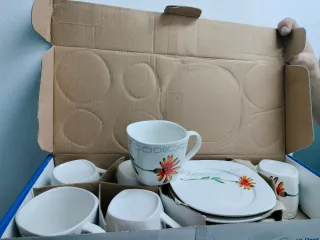 Juego de 6 tazas y 6 platos con flores