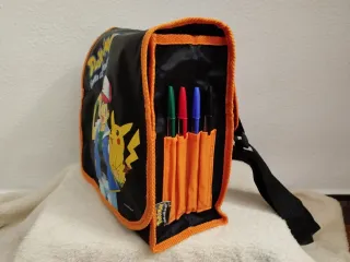 Mochila / bandolera negra de Pokémon, con un dibuj