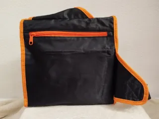 Mochila / bandolera negra de Pokémon, con un dibuj