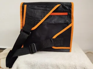 Mochila / bandolera negra de Pokémon, con un dibuj