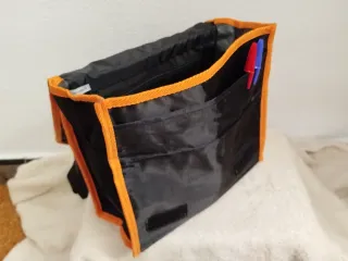 Mochila / bandolera negra de Pokémon, con un dibuj