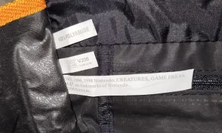 Mochila / bandolera negra de Pokémon, con un dibuj