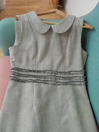 Vestido gris con cuello Peter Pan,es de Rosalíta.