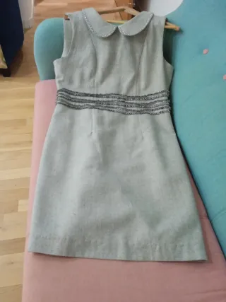 Vestido gris con cuello Peter Pan,es de Rosalíta.