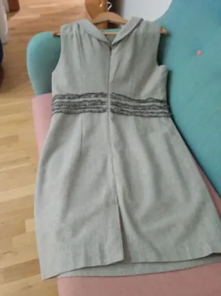 Vestido gris con cuello Peter Pan,es de Rosalíta.